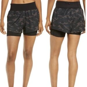 Women’s Spanx Black Camo Get Moving Athletic Shorts Size Small